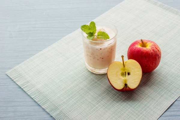 Red Apple Smoothie Mit Minzjoghurt — Stockfoto