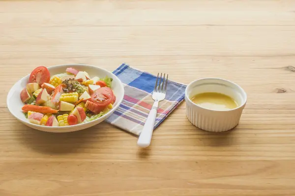 果物と野菜のサラダ カニの白いプレートに棒 木製の床にサラダドレッシングのカップ — ストック写真