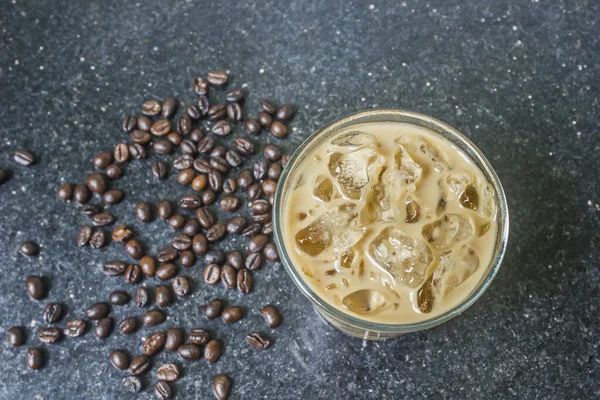 Hielo Café Vaso Con Granos Café Suelo Vista Superior — Foto de Stock