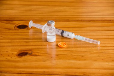 İlaç şişeli şırınga