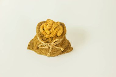 Beyaz bir arka planda, konteynırda pişmiş ve yemeye hazır fıstık..