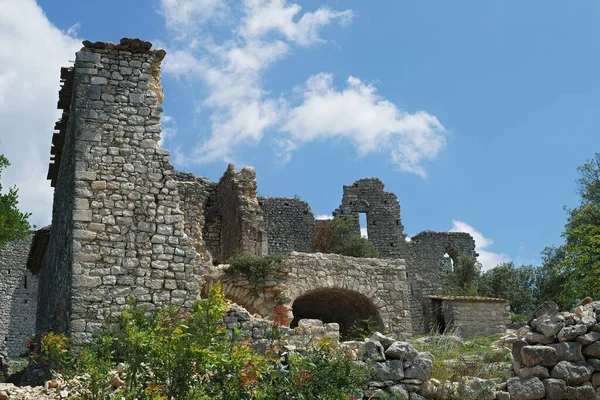 Fransa 'nın Gard kentindeki yıkık dökük ortaçağ tapınağı Allegre les fumades' e yakın çekim