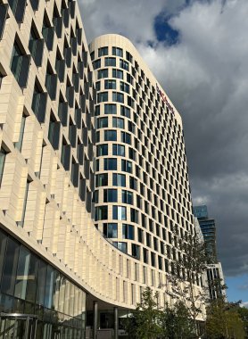 Brüksel, Brabant, Belçika 09-21-2022: Brüksel 'deki yeni fütürist ve eğri Belçika Beobank Karargahına bir bakış