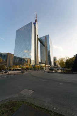 Brüksel, Brabant, Belçika 09: 30 2022: Belgacom 'a yakın çekim, Kuzeydeki Bölge Ofisi' ndeki Proximus İkiz Kuleler gökdeleni, Brüksel