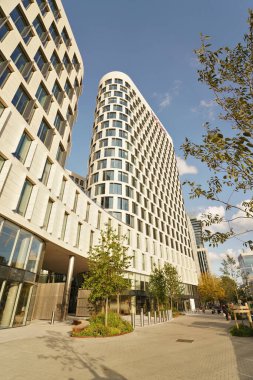 Brüksel, Brabant, Belçika 09: 30: 2022: Brüksel Quatuor kompleksindeki yeni Belçika Beobank merkez binasına dikey yakın çekim