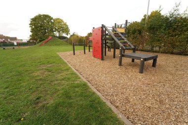 Kamu çocuk parkında renkli tırmanma ekipmanları olan boş bir oyun parkına geniş açı yakın çekim