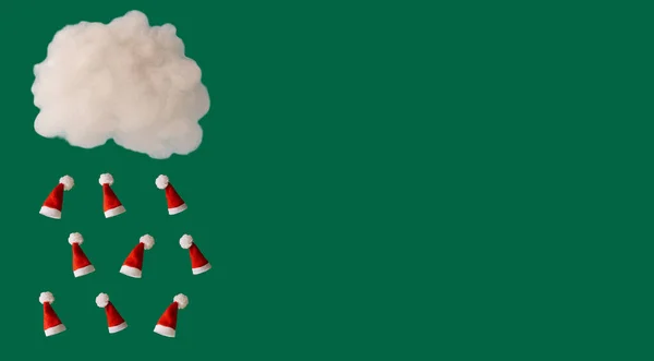 Yeşil zemin üzerinde beyaz bir buluttan gelen Noel yağmuru, metin için boş alanı olan yeni yıl konsepti