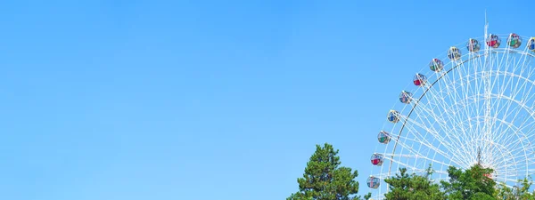 Έλξη Τροχό Λούνα Παρκ Στο Φόντο Του Μπλε Ουρανού Ευρεία — Φωτογραφία Αρχείου