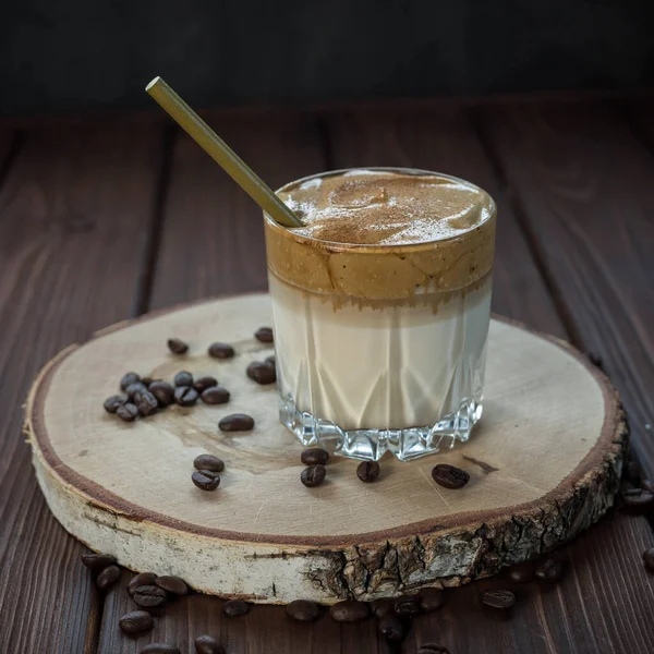 Dalgona Kaffe Ett Träbord Och Rostade Kaffebönor Koreansk Dryck Med — Stockfoto