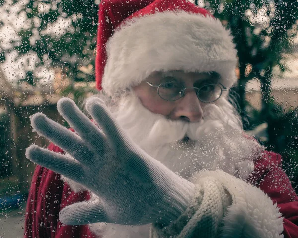 Santa Claus Wipes Wet Windows — Stock Photo, Image