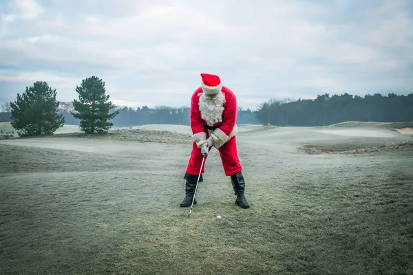 Санта Клаус Червоному Традиційному Костюмі Грає Гольф Зеленому Морозному Полі Ліцензійні Стокові Зображення