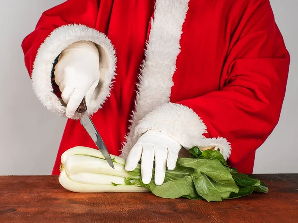 Санта Клаус Готовит Праздничное Блюдо Свежего Бок Чоя Концепция Здорового — стоковое фото