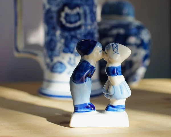 Delft Azul Porcelana Escultura Beijando Menino Menina Fundo Borrado Uma — Fotografia de Stock
