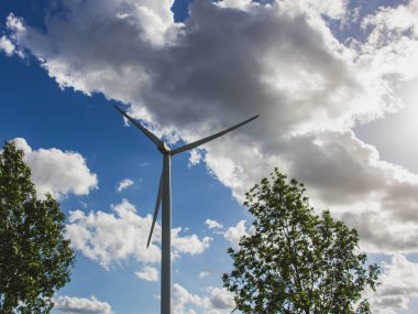 Rüzgar türbini, rüzgarın kinetik enerjisini elektrik enerjisine dönüştüren bir aygıttır..