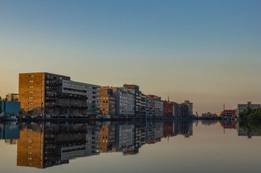 ZAANDAM, NETHERLANDS, 19 Haziran 2017. Resimli etnoğrafya kasabası Zaandaam 'ın fotoğrafı, Zaan Nehri ve Hollanda Kanalı' nın yansıması