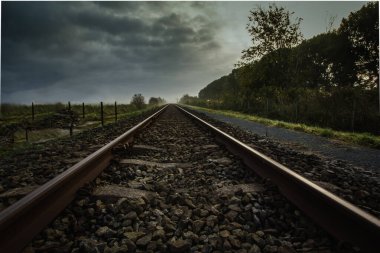 Akşamları yakın demiryolu rayları, perspektif, kasvetli manzara, karadan manzara.