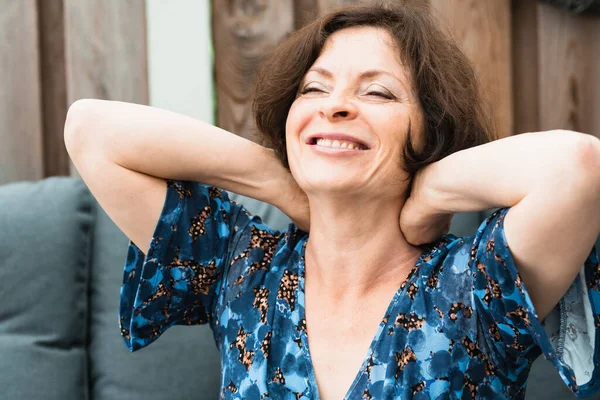 Mutlu kadın, 60 yaşında, mutlu yaşlı, pozitif yaşam tarzı, duyguları, zevki.