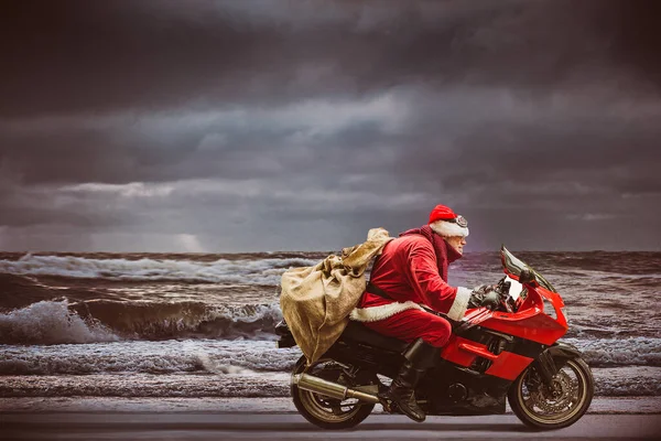 Święty Mikołaj Czerwonym Ciężkim Motocyklu Dużą Torbą Prezentów Szybko Jedzie — Zdjęcie stockowe