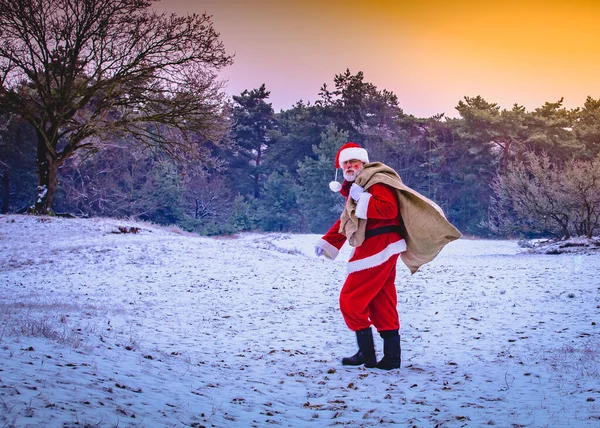 Babbo Natale Che Cammina Nel Buio Bosco Neve Invernale Con — Foto Stock