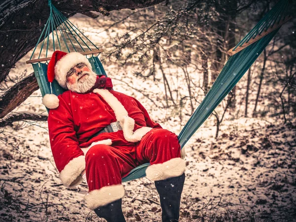 Vecchio Stanco Babbo Natale Costume Tradizionale Rosso Dorme Amaca Accogliente — Foto Stock