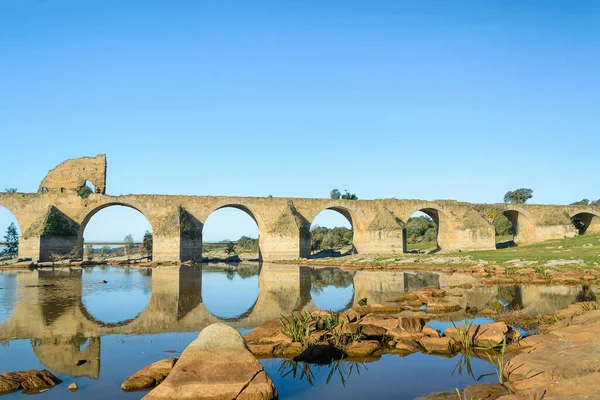 Starý Kamenný Most Přes Řeku Proti Modré Obloze — Stock fotografie