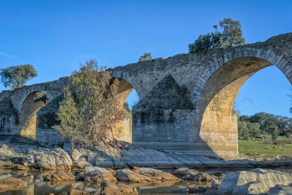 Starý Kamenný Most Oblouky Přes Řeku — Stock fotografie