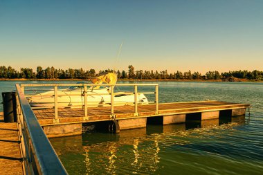 Rıhtıma demir atmış bir eğlence gemisi. Akşamüstü nehirde.