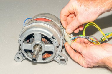 Elektrikli motorun onarımı ve bakımı. El yapımı. Kendin yap motor teşhisi