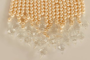 Beyaz arkaplanda inci boncuklar