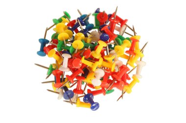 Beyaz arkaplanda plastik kırtasiye düğmeleri