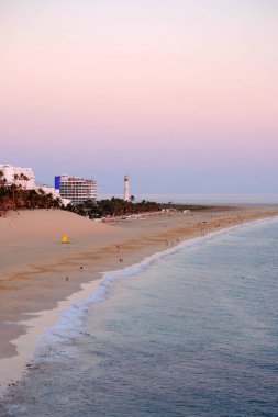 Morro Jable sahilinde gün batımında Kanarya Adası Fuerteventura, İspanya.