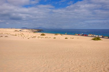 Kanarya Adası Fuerteventura 'daki Corralejo' nun kum tepelerine bakın..