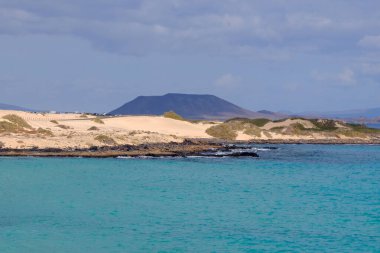 Fuerteventura 'daki Corralejo Sahili' nden Lobos ve Lanzarote adalarına bakın..