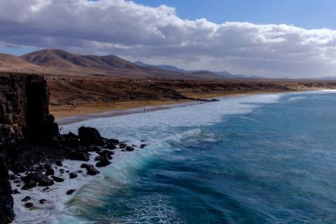 Fuerteventura Kanarya Adası 'ndaki El Cotillo sahilindeki hava manzarası..