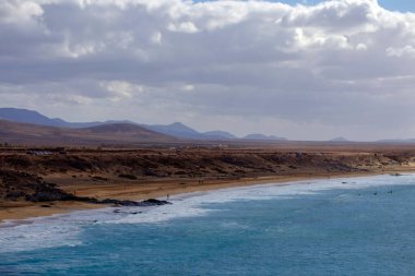 Fuerteventura Kanarya Adası 'ndaki El Cotillo sahilindeki hava manzarası..
