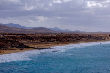 Fuerteventura Kanarya Adası 'ndaki El Cotillo sahilindeki hava manzarası..