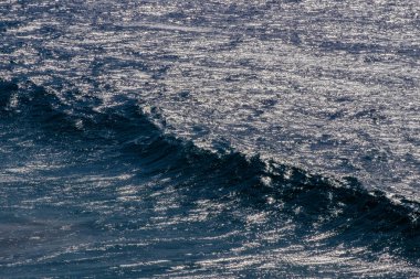 Yukarıdan dalgaya bak.