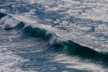 Yukarıdan dalgaya bak.