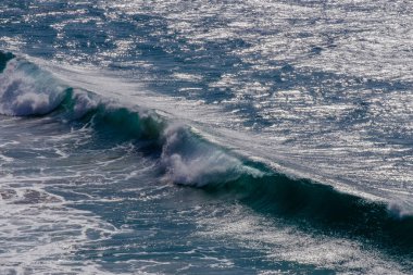 Yukarıdan dalgaya bak.