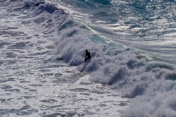 Blick Auf Den Ozean Und Eine Kleine Figur Eines Surfers — Stockfoto