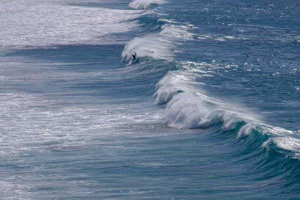 Vista Sobre Mar Com Surfistas Nas Ondas — Fotografia de Stock