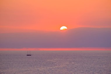 Güzel bir gün batımını seyret denizde ve bir teknede, Fuerteventura.