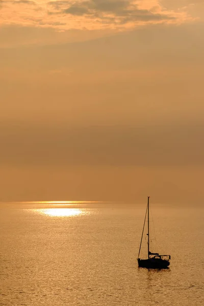 Vista Sobre Velero Océano Puesta Sol Luz Dorada Cerca Playa — Foto de Stock