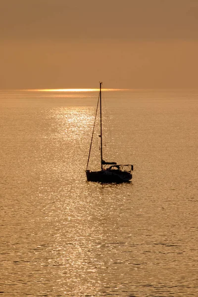 Vista Sobre Velero Océano Puesta Sol Luz Dorada Cerca Playa — Foto de Stock