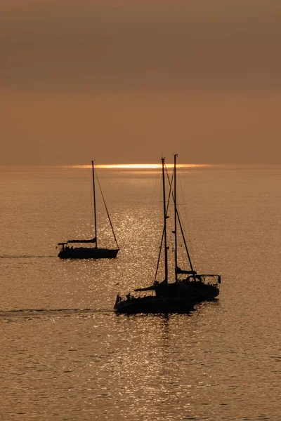 Спостерігаємо Вітрильниках Океані Під Час Заходу Сонця Золотому Світлі Недалеко — стокове фото