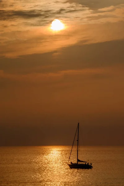 Vista Sobre Velero Océano Puesta Sol Luz Dorada Cerca Playa — Foto de Stock