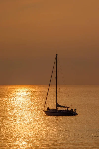Вітрильнику Океані Заході Сонця Золотому Світлі Недалеко Від Пляжу Морро — стокове фото