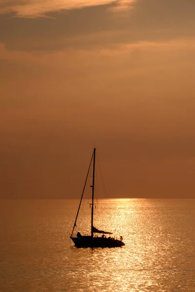 Vista Sobre Velero Océano Puesta Sol Luz Dorada Cerca Playa — Foto de Stock