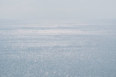 Kanarya Adaları Fuerteventura, İspanya 'da güneşte parlayan okyanus manzaralı su arka planı.