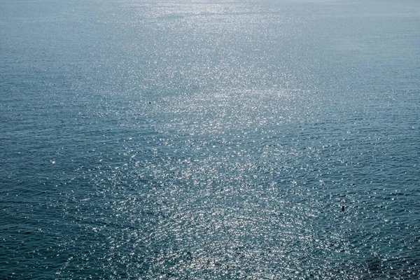 Fundo Água Com Vista Para Oceano Brilhando Sol Nas Ilhas — Fotografia de Stock